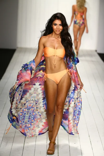 Pob and Lulu fashion show for Miami Swim Week — Stock Photo, Image