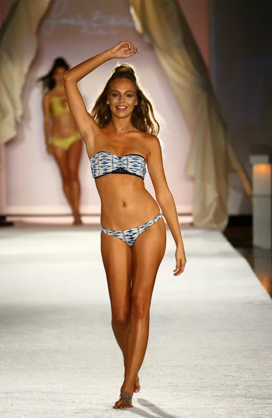 Frankies Bikinis défilé de mode à l'hôtel W pour Miami Swim Week — Photo