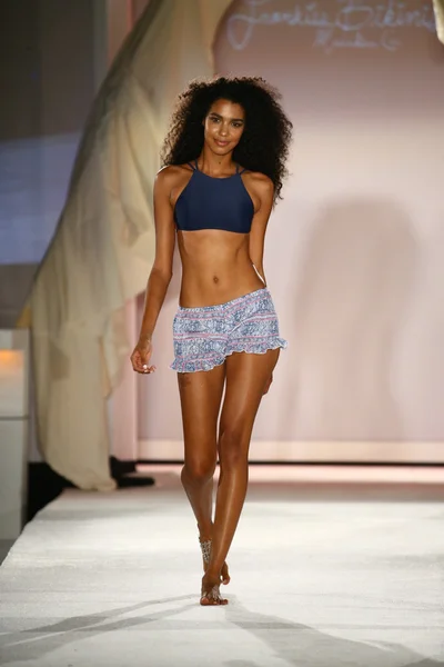 Frankies Bikinis desfile de moda no hotel W para Miami Swim Week — Fotografia de Stock