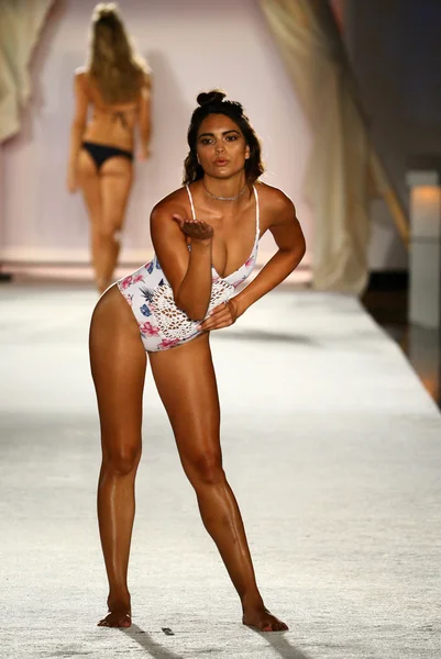 Frankies Bikinis desfile de moda no hotel W para Miami Swim Week — Fotografia de Stock