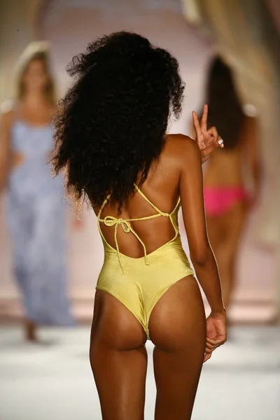 Frankies Bikinis fashion show at W hotel for Miami Swim Week — Stock Photo, Image