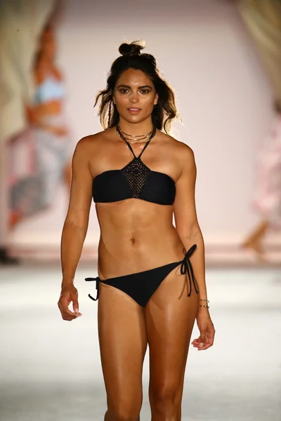 Frankies Bikinis sfilata di moda in hotel W per Miami Swim Week — Foto Stock
