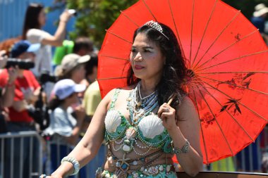 34 Yıllık Denizkızı Geçit Coney Adası'nda