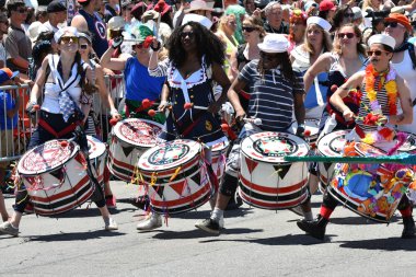 34 Yıllık Denizkızı Geçit Coney Adası'nda