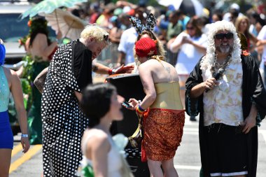 34 Yıllık Denizkızı Geçit Coney Adası'nda