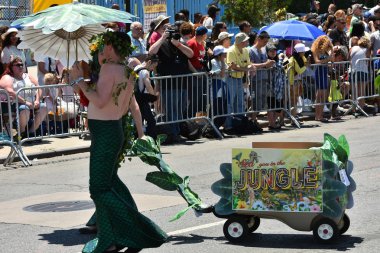 34 Yıllık Denizkızı Geçit Coney Adası'nda