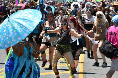 34 Yıllık Denizkızı Geçit Coney Adası'nda