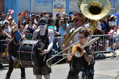 34 Yıllık Denizkızı Geçit Coney Adası'nda