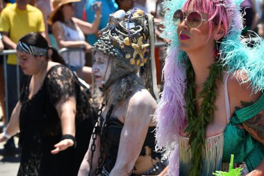 34 Yıllık Denizkızı Geçit Coney Adası'nda