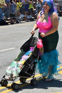 34 Yıllık Denizkızı Geçit Coney Adası'nda