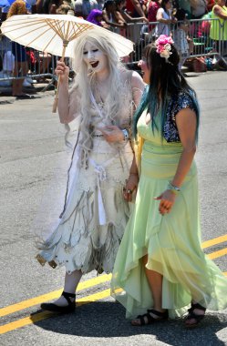 34 Yıllık Denizkızı Geçit Coney Adası'nda