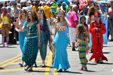 34 Yıllık Denizkızı Geçit Coney Adası'nda