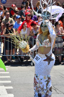 34 Yıllık Denizkızı Geçit Coney Adası'nda