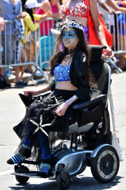 34 Yıllık Denizkızı Geçit Coney Adası'nda