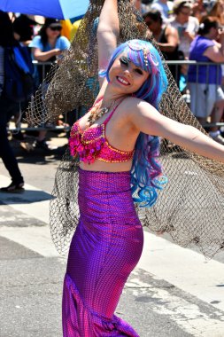 34 Yıllık Denizkızı Geçit Coney Adası'nda