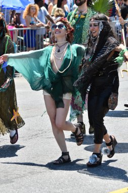 34 Yıllık Denizkızı Geçit Coney Adası'nda