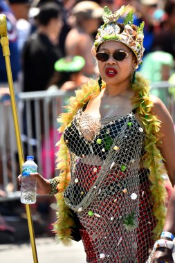 34 Yıllık Denizkızı Geçit Coney Adası'nda