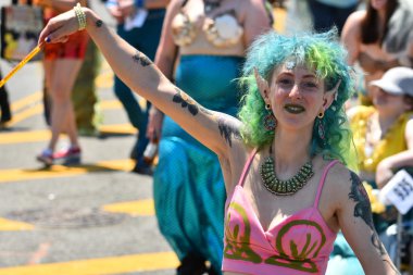 34 Yıllık Denizkızı Geçit Coney Adası'nda