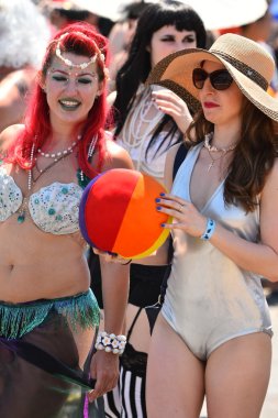 34 Yıllık Denizkızı Geçit Coney Adası'nda