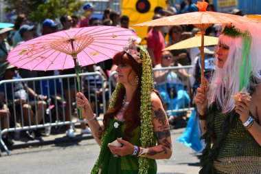 34 Yıllık Denizkızı Geçit Coney Adası'nda