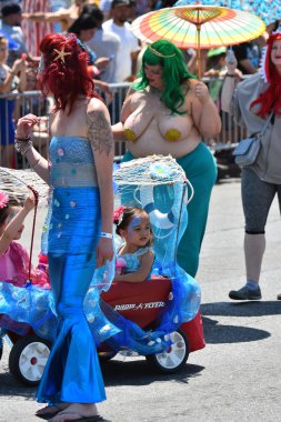 34 Yıllık Denizkızı Geçit Coney Adası'nda