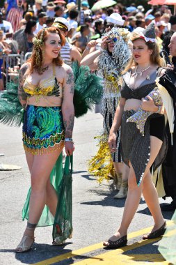 34 Yıllık Denizkızı Geçit Coney Adası'nda