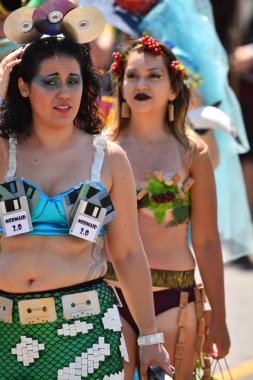 34 Yıllık Denizkızı Geçit Coney Adası'nda