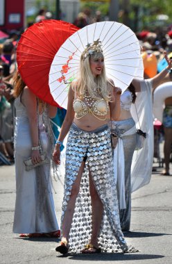 34 Yıllık Denizkızı Geçit Coney Adası'nda