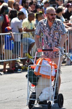 34 Yıllık Denizkızı Geçit Coney Adası'nda