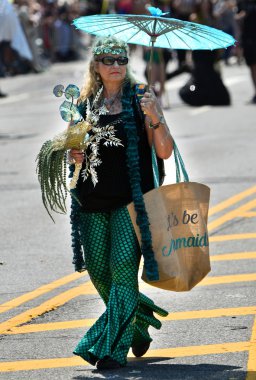 34 Yıllık Denizkızı Geçit Coney Adası'nda