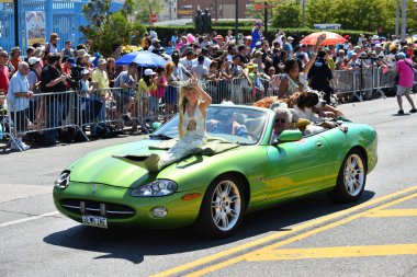 34 Yıllık Denizkızı Geçit Coney Adası'nda