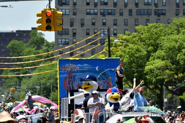 34. coroczna parada syreny na wyspie Coney Island — Zdjęcie stockowe