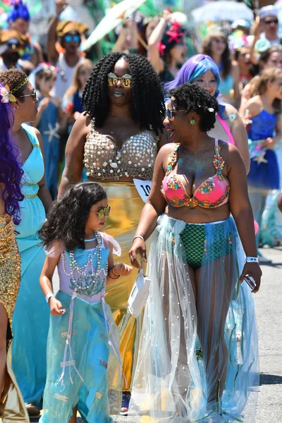 34-й ежегодный парад русалок на Кони-Айленде — стоковое фото