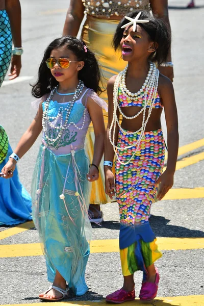 34e jaarlijkse zeemeermin parade op Coney Island — Stockfoto