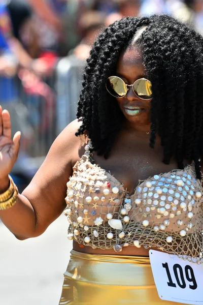 34e jaarlijkse zeemeermin parade op Coney Island — Stockfoto