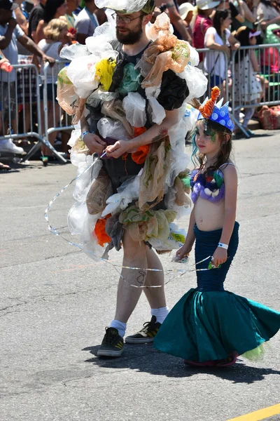 34. jährliche Meerjungfrauen-Parade auf der Coney Island — Stockfoto