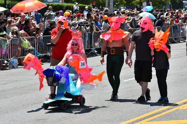 34e jaarlijkse zeemeermin parade op Coney Island — Stockfoto