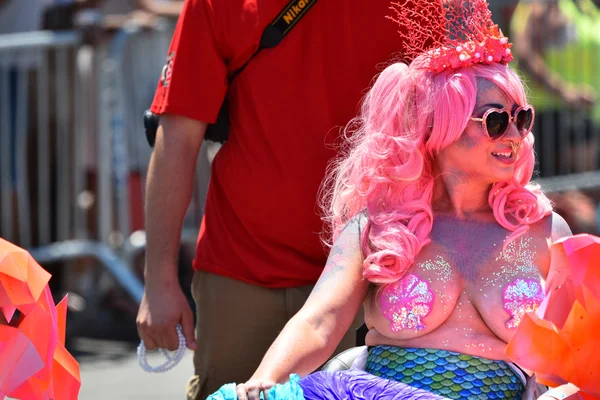 34 Yıllık Denizkızı Geçit Coney Adası'nda