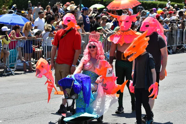 34e jaarlijkse zeemeermin parade op Coney Island — Stockfoto