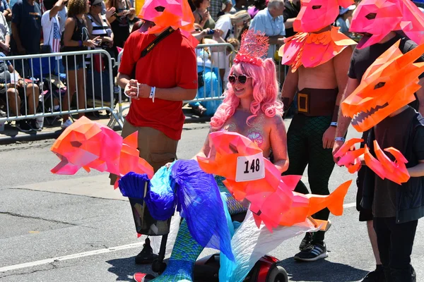 34 Yıllık Denizkızı Geçit Coney Adası'nda