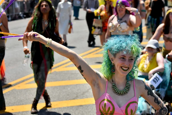 34-й ежегодный парад русалок на Кони-Айленде — стоковое фото