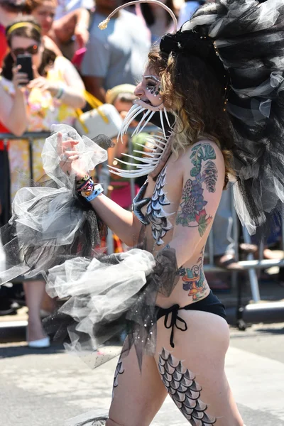 34. jährliche Meerjungfrauen-Parade auf der Coney Island — Stockfoto