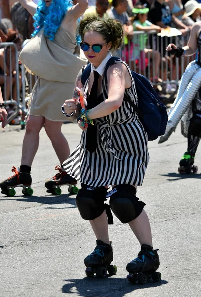 34 Yıllık Denizkızı Geçit Coney Adası'nda