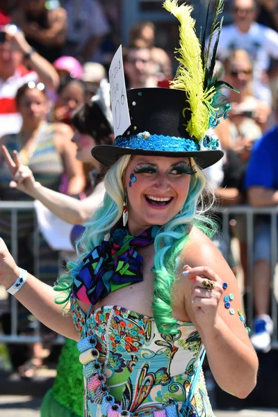 34 Yıllık Denizkızı Geçit Coney Adası'nda