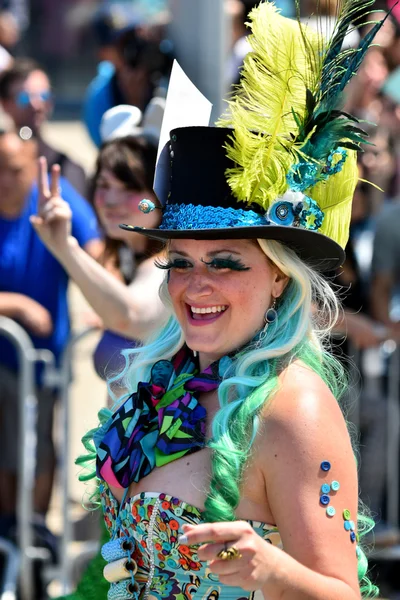 34 Yıllık Denizkızı Geçit Coney Adası'nda