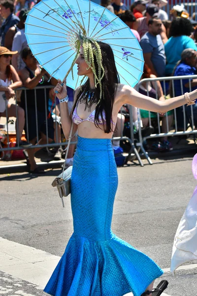 34. roční přehlídka mořské panny na Coney Islandu — Stock fotografie