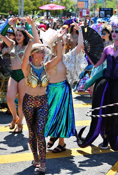 34e jaarlijkse zeemeermin parade op Coney Island — Stockfoto