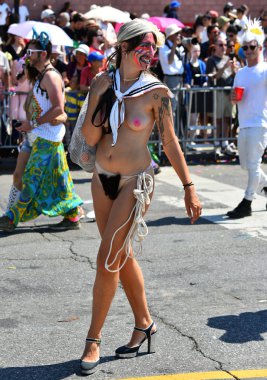 34 Yıllık Denizkızı Geçit Coney Adası'nda