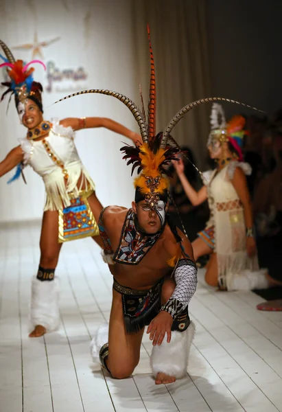 Brezilyalı dansçılar Luli Fama Mayo için pist gösterisi açılış