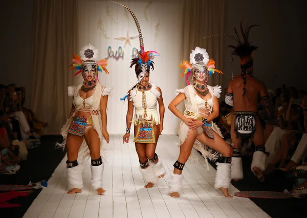 Brezilyalı dansçılar Luli Fama Mayo için pist gösterisi açılış